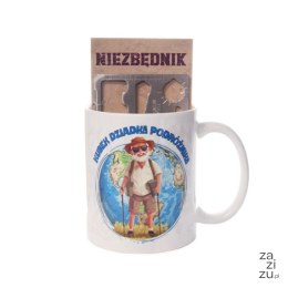 Kubek ceramiczny z napisem KUBEK DZIADKA PODRÓŻNIKA z narzędziem wielofunkcyjnym.